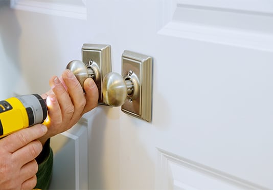 handyman-in-the-door-lock-in-the-room-door