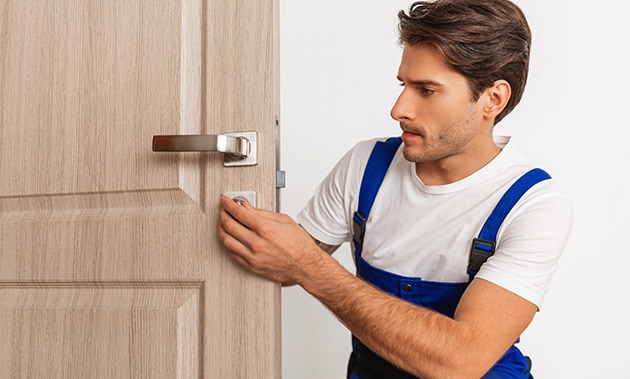 installation-of-a-lock-on-the-entrance-door